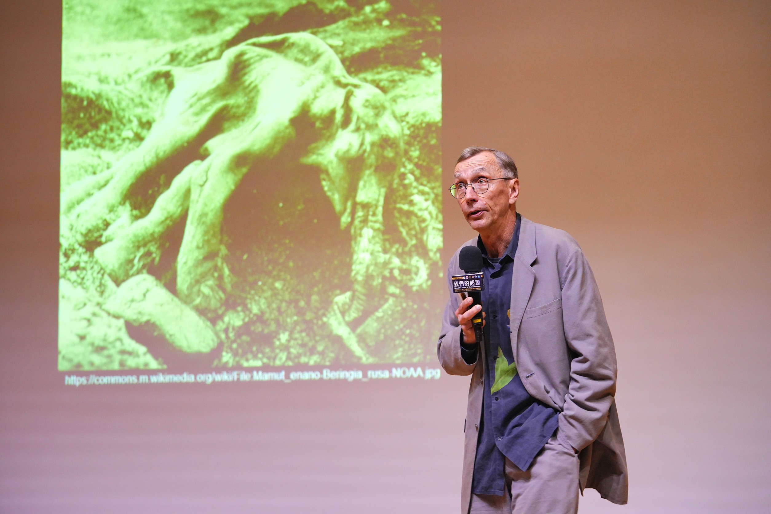 He pioneered techniques for extracting DNA from fossils, allowing researchers to recover genetic signals tens of thousands of years old. 