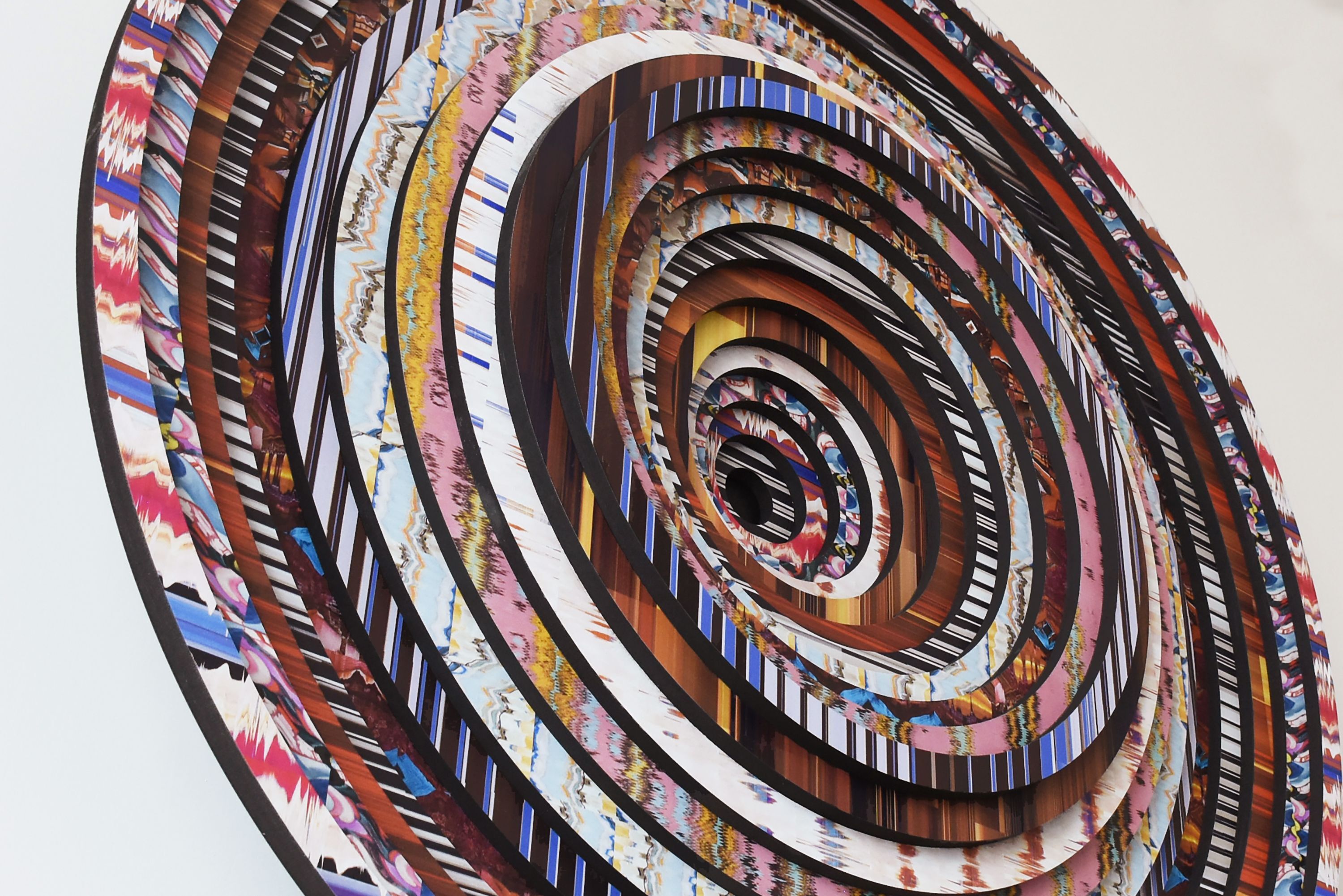 Pump is inspired by human being’s heart. Layers and concentric rings catch viewer’s sight toward the center of the work.