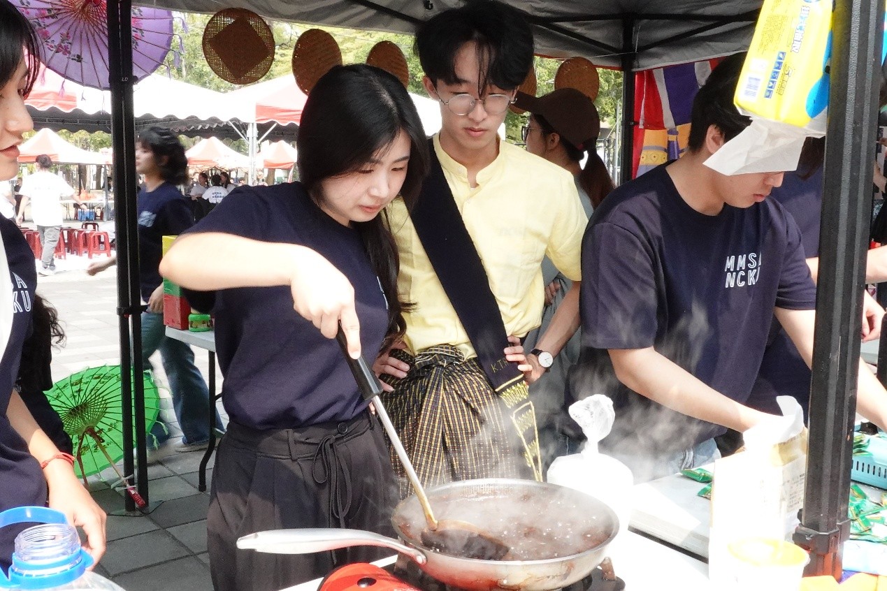 Food stalls from various countries presented authentic cuisines, attracting people from all over to come and enjoy the feast.