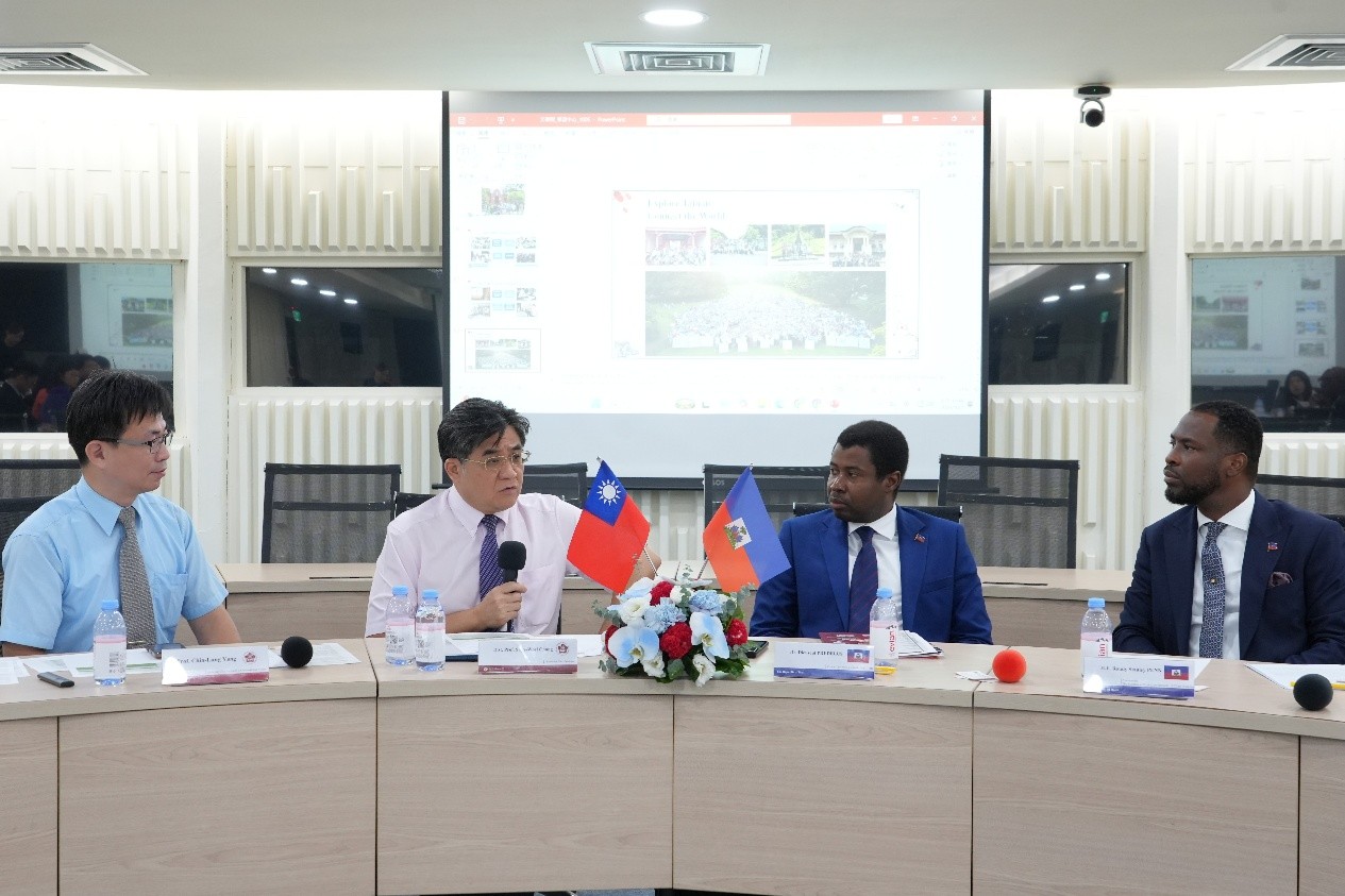 NCKU Executive Vice President Shyy-Woei Chang (second from left) exchanges views with Dr. Dieuseul PREDELUS, Rector of the Université d’État d’Haïti (second from right) and H.E. Roudy Stanley PENN, Ambassador of the Republic of Haiti to Taiwan(first from right), discussing future directions and opportunities for collaboration.