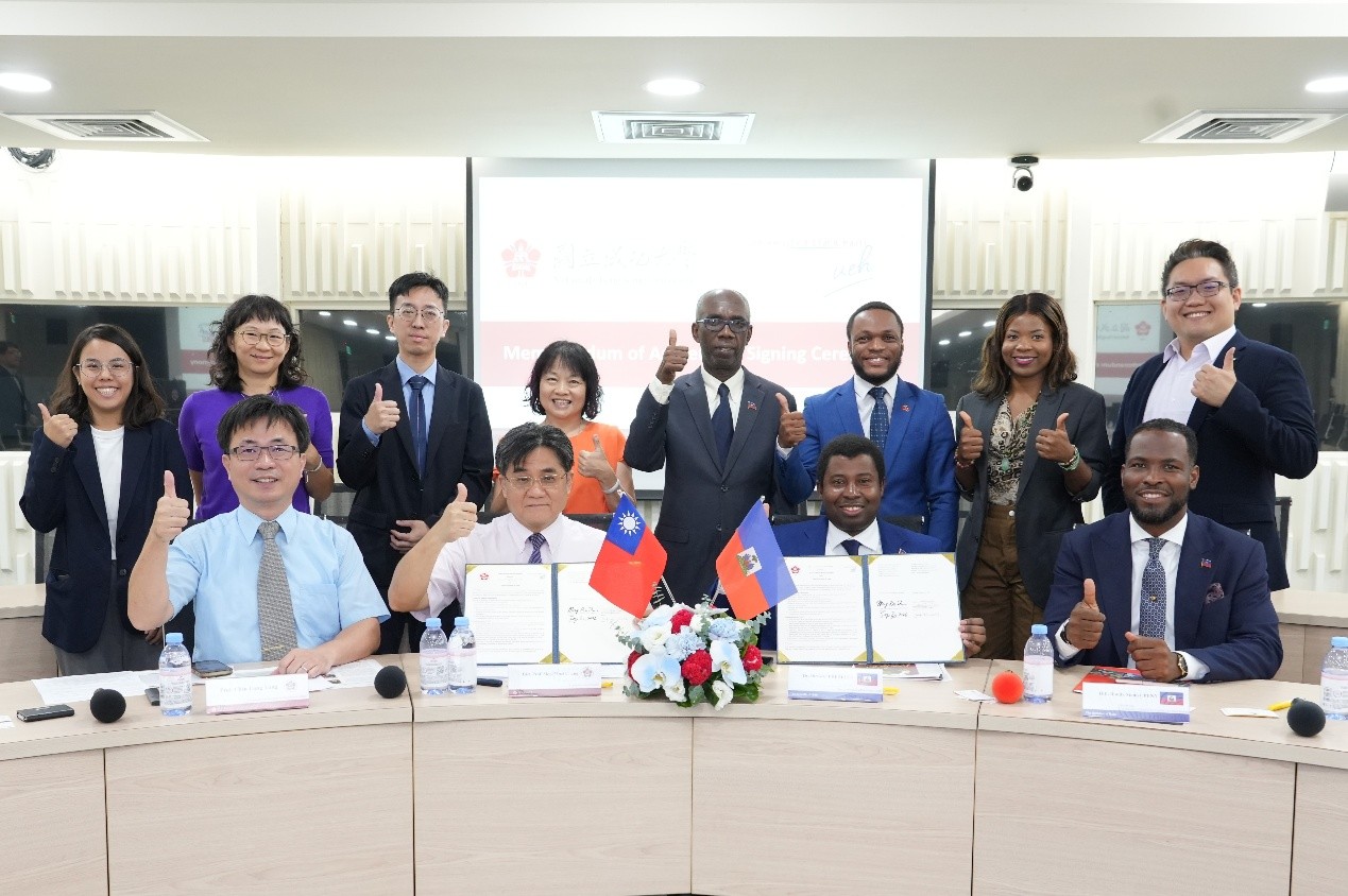 National Cheng Kung University (NCKU) and Université d’État d’Haïti (UEH) sign a Memorandum of Understanding (MOU), with representatives from both universities posing for a group photo following the signing ceremony.