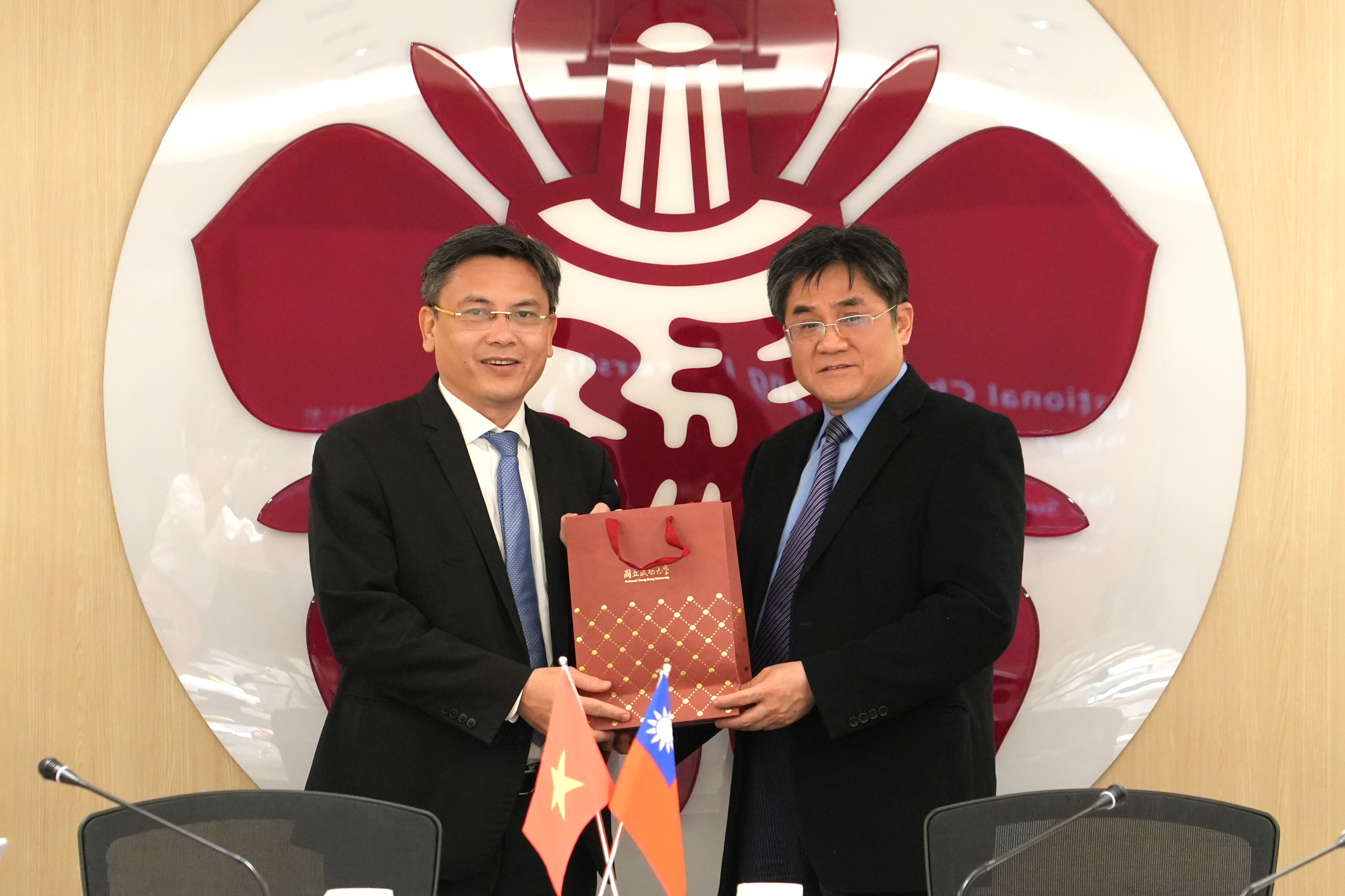 Prof. Shyy-Woei Chang, Executive Vice President of National Cheng Kung University, presents a gift to Dr. Nguyen Minh Tam, Vice Chancellor of VNU-HCM